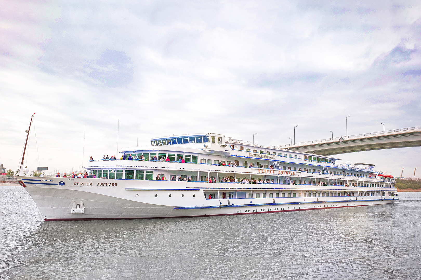 MS Sergej Djagilew auf dem Fluss