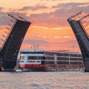 Mustai Karim – Flusskreuzfahrtschiff bei Sonnenuntergang unter der Newa-Brücke