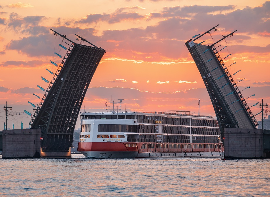 Mustai Karim – Flusskreuzfahrtschiff bei Sonnenuntergang unter der Newa-Brücke