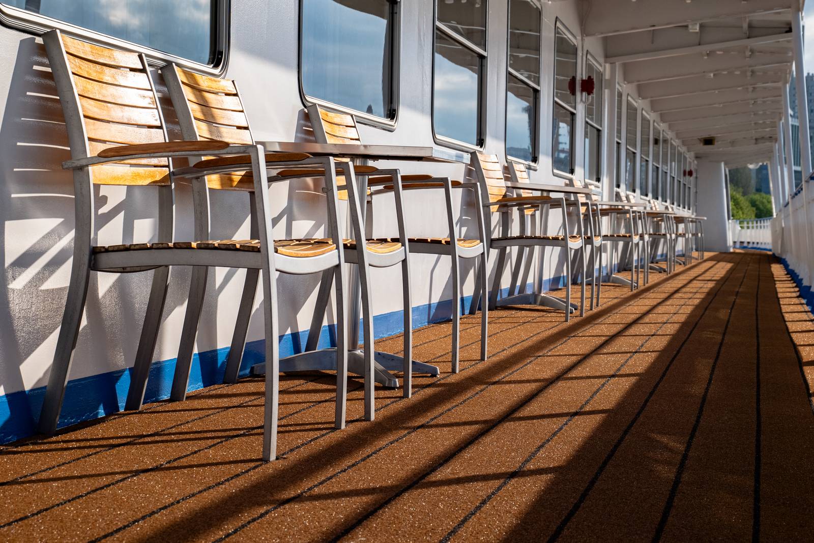 Promenadendeck der Anton Tschechow in der Abendsonne