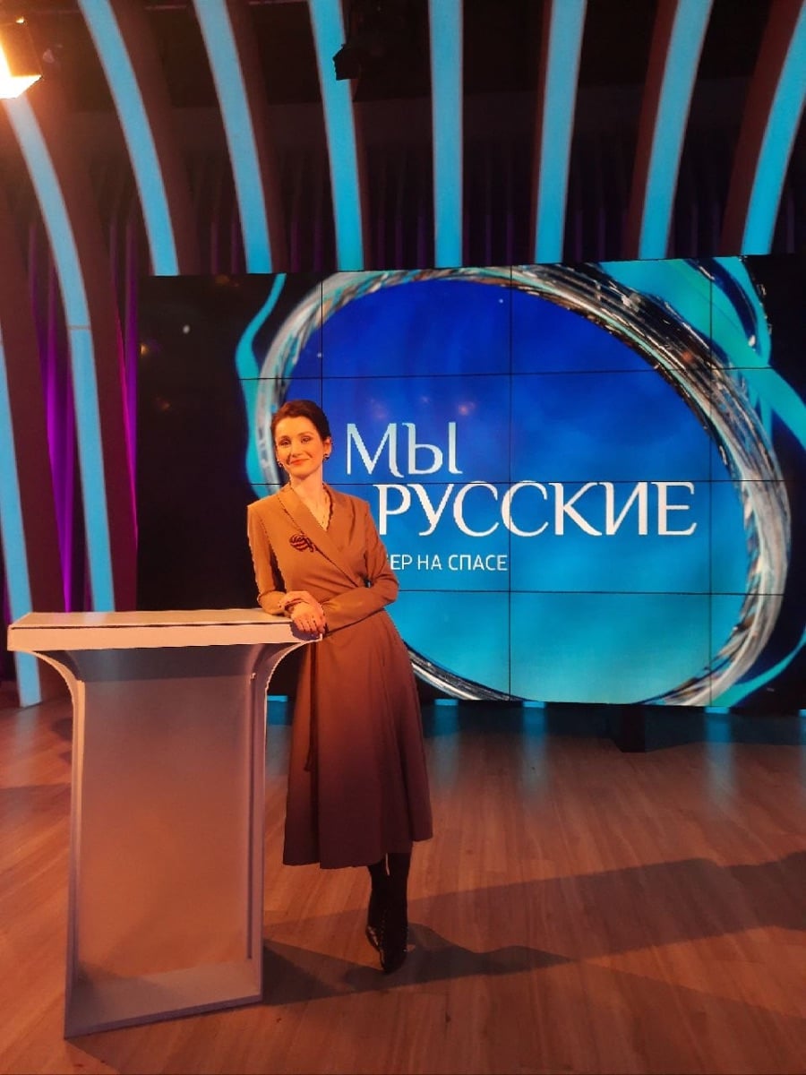 Angelika Karetkina in einem traditionellen russischen Kleid