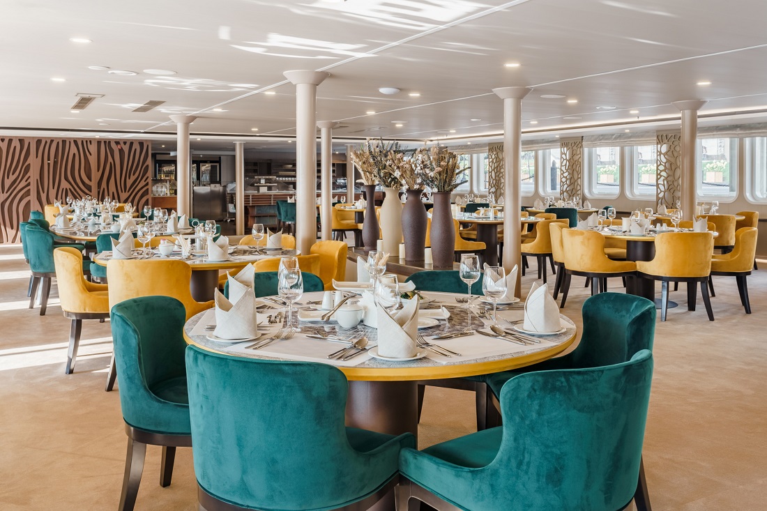 Panorama-Restaurant an Bord der Mustai Karim