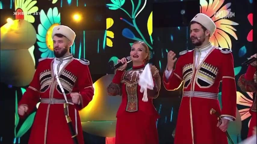 Tatjana Kurtukova singt Matushka Zemlya mit dem Moskauer Kosakenchor