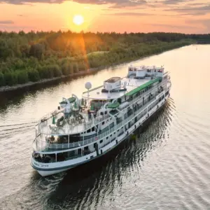 MS Volga Dream in Fahrt bei Sonnenuntergang