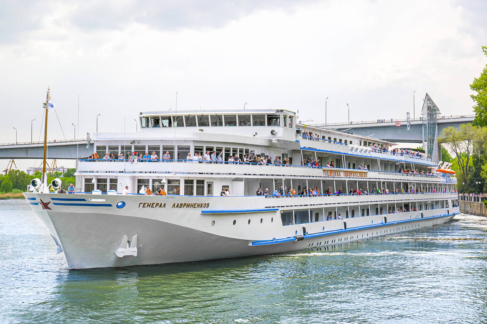 MS General Lawrinenkow mit Passagieren an Deck