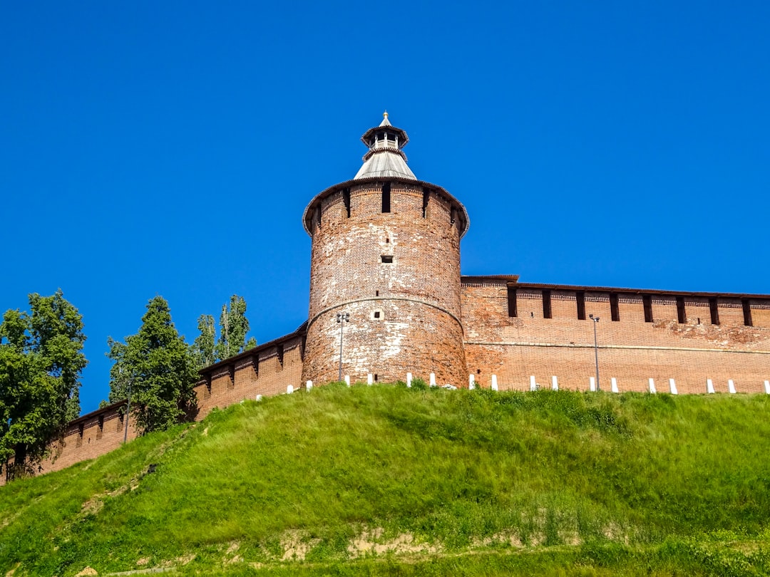 Kreml von Nischni Nowgorod – Turm und Festungsmauer im Sommer