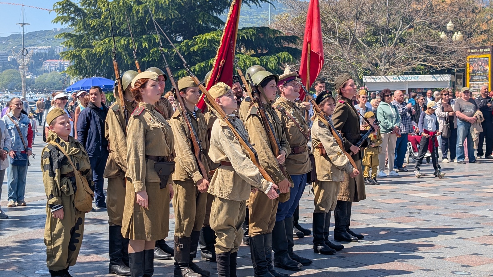 Formation von Darstellern in sowjetischen Uniformen bei der Gedenkfeier in Jalta