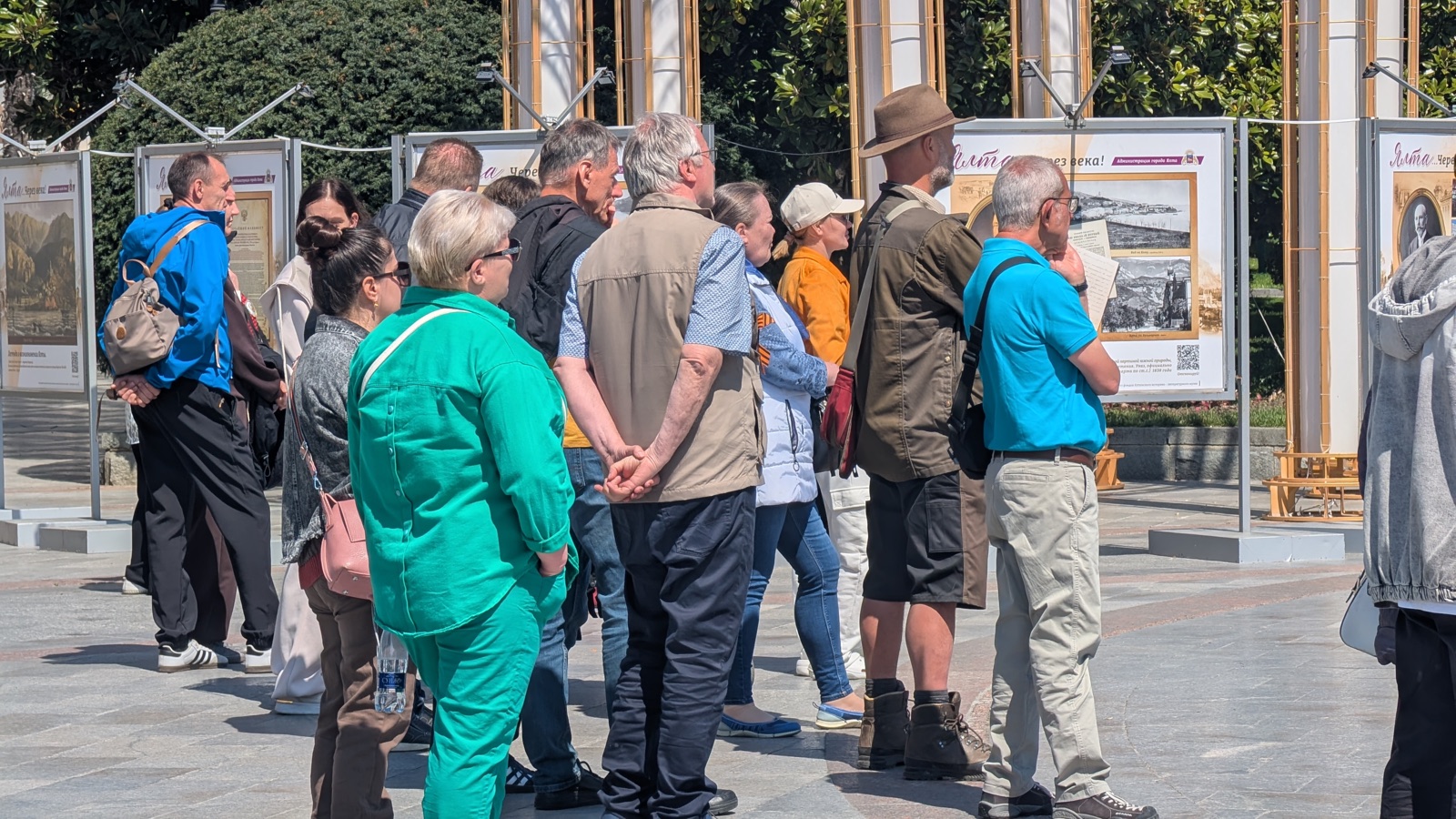 Deutsche Reisegruppe vor einer Freiluft-Ausstellung an der Uferpromenade von Jalta