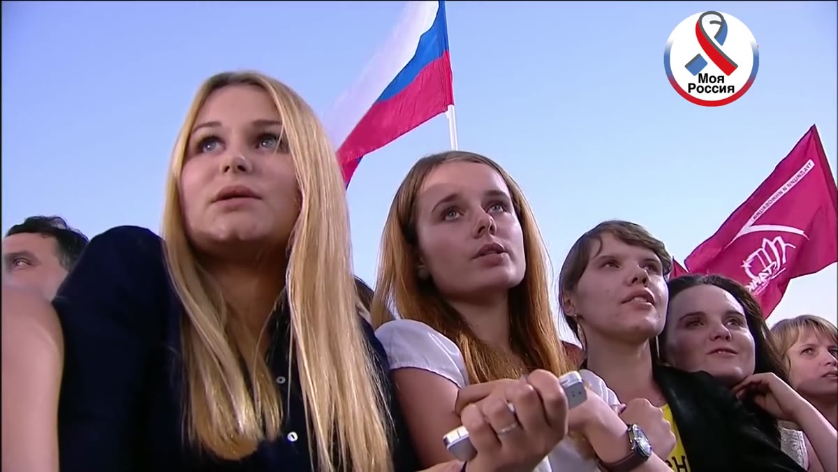 Publikum singt die russische Nationalhymne beim Konzert auf dem Roten Platz in Moskau
