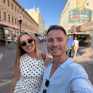 Reisegäste auf der Flaniermeile Alter Arbat in Moskau