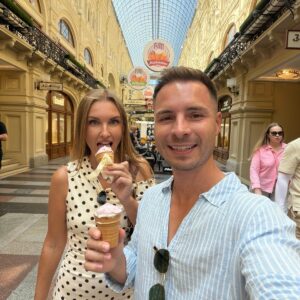 Reisegäste essen das berühmte GUM-Eis im historischen Kaufhaus GUM in Moskau