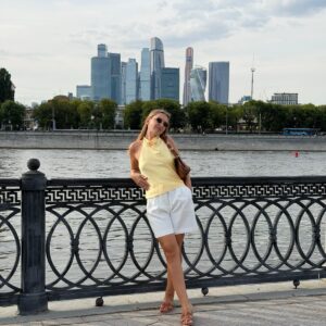 Reisegast an der Uferpromenade der Moskwa mit Moscow City im Hintergrund