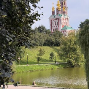 Parkidylle am Teich des Nowodewitschi-Klosters in Moskau