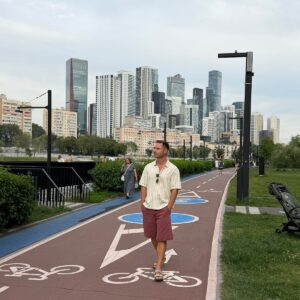 Reisegast auf einem Radweg vor der modernen Skyline von Moskau