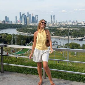 Reisegast auf den Sperlingsbergen mit Blick über Moskau und die Moskwa