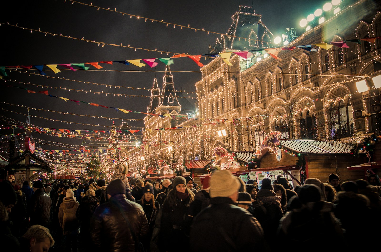 Neujahrsmarkt mit Lichterketten vor dem GUM auf dem Roten Platz in Moskau