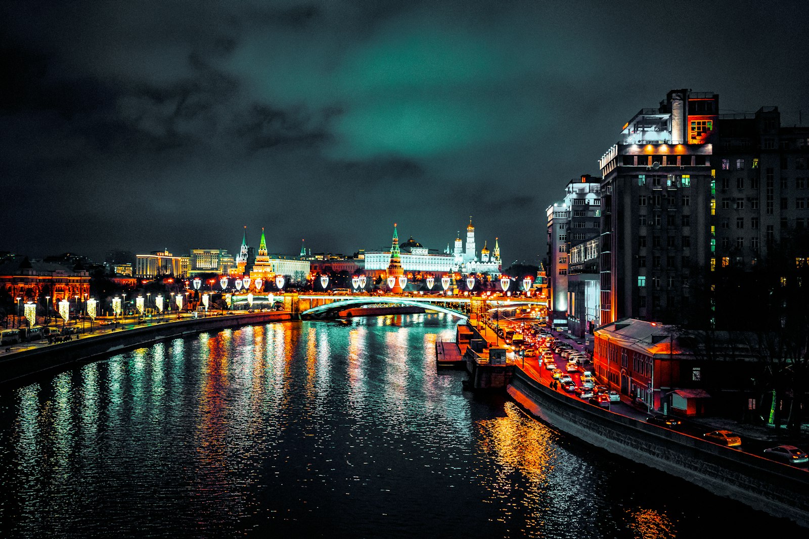 Beleuchtete Moskwa-Promenade mit Schiffen bei Nacht in Moskau
