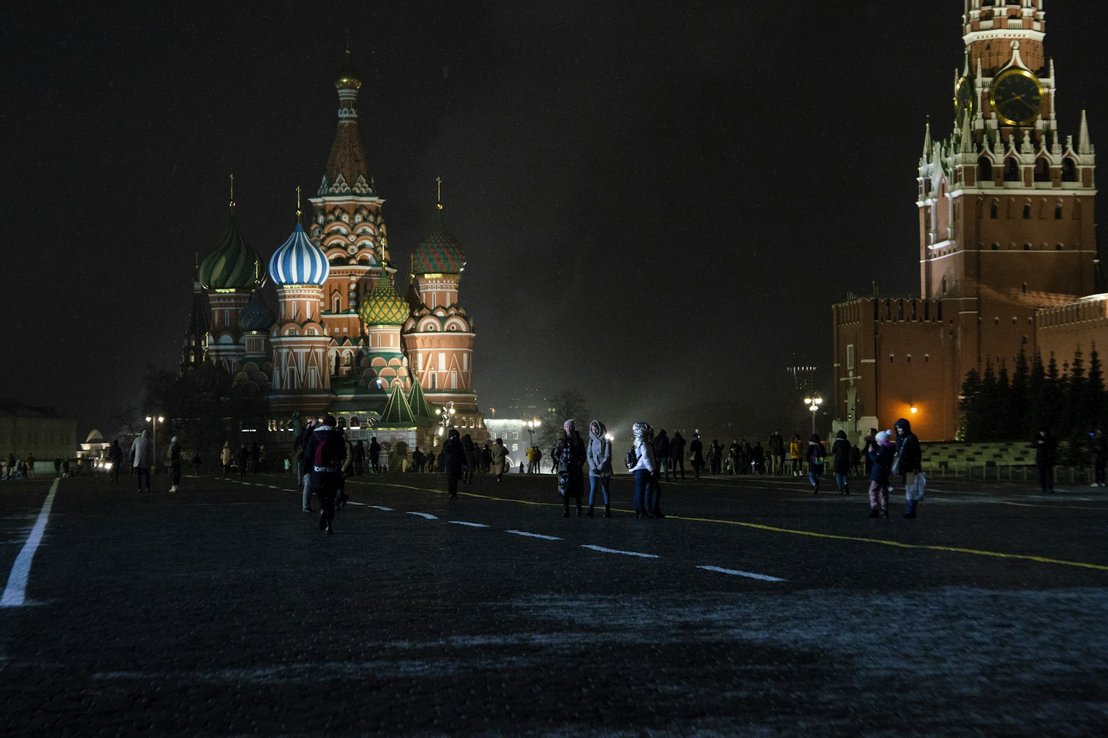 Roter Platz bei Nacht im Winter mit Basilius-Kathedrale und Kreml