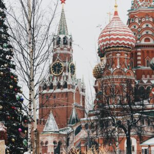 Weihnachtsbaum vor der Basilius-Kathedrale auf dem verschneiten Roten Platz in Moskau
