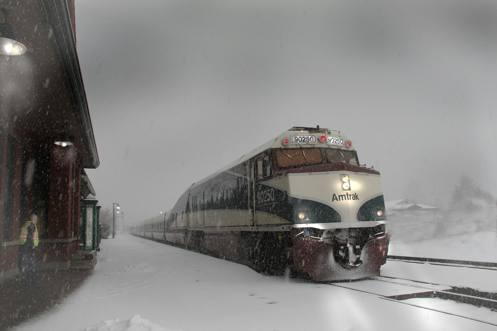 Zug im Schnee – Nachtzug von Moskau nach Sankt Petersburg