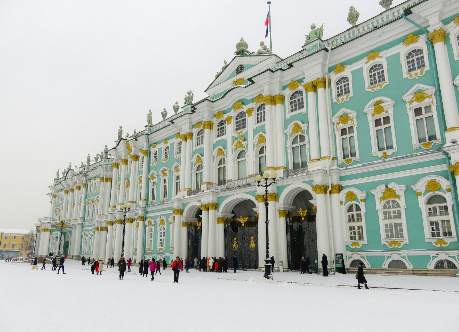 Eremitage am Schlossplatz in Sankt Petersburg im Schnee