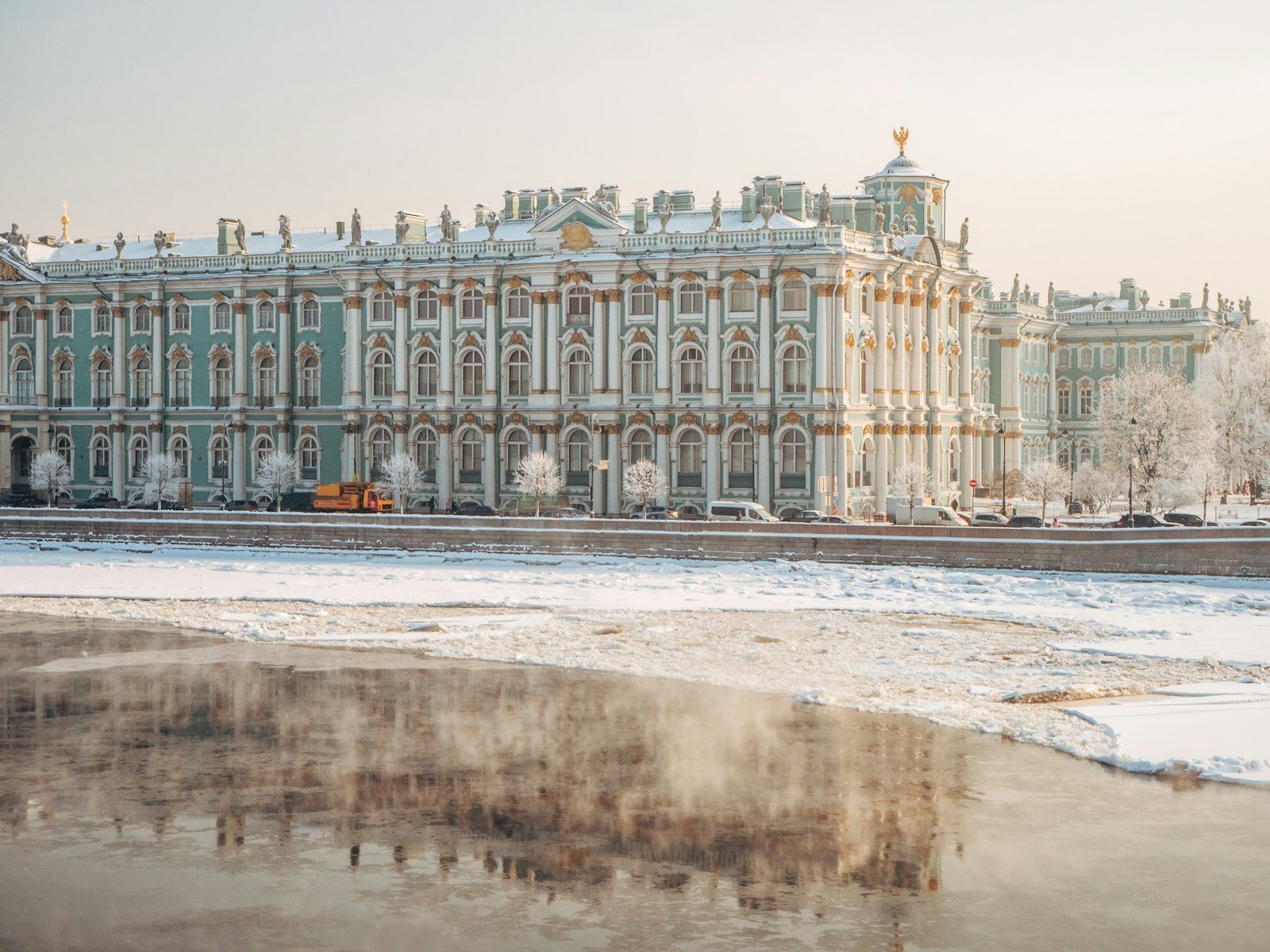 Winterpalast und zugefrorene Newa in Sankt Petersburg