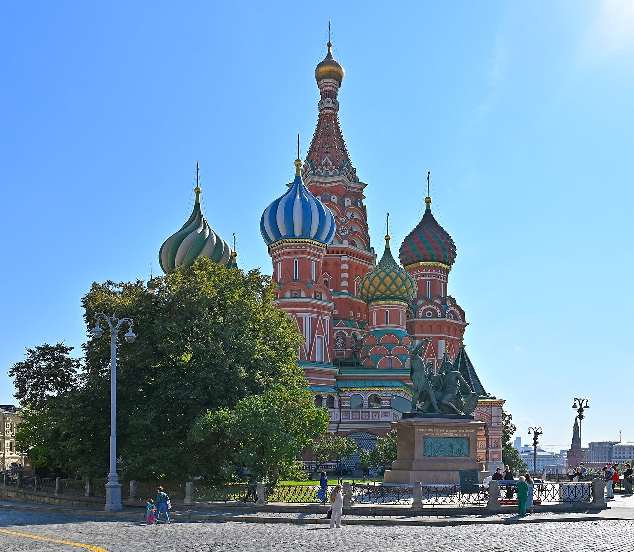 Moscow - 2025 - Day view of St. Basil's Cathedral and the monument to Minin and Pozharsky.jpg