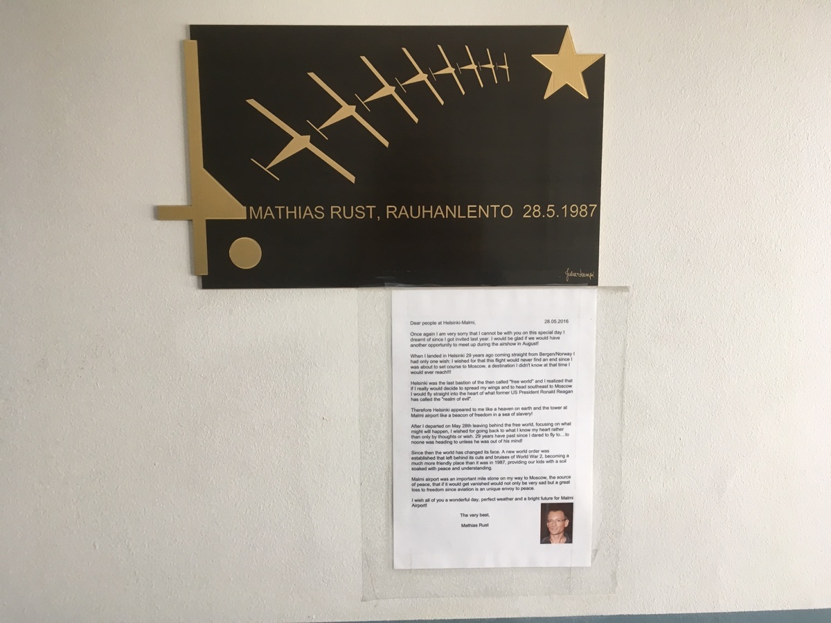 Gedenktafel im Flughafen Helsinki-Malmi an Mathias Rusts Flug 1987