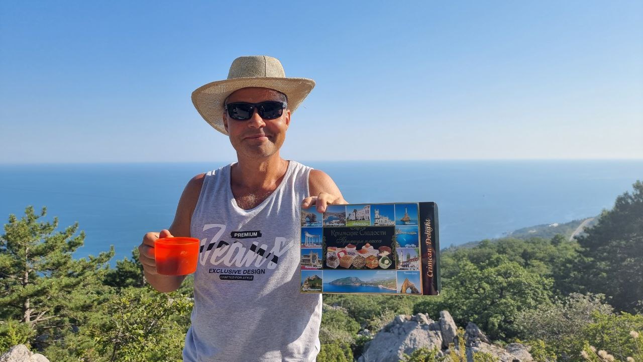 Wladimir oberhalb der Südküste der Krim mit Blick aufs Schwarze Meer