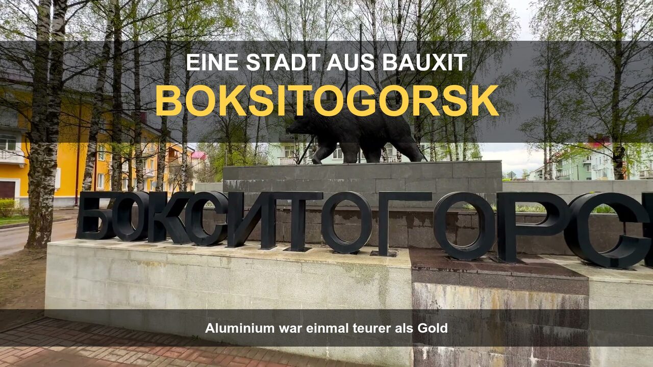 Das Ortsschild von Boksitogorsk mit dem Bären als Wappentier