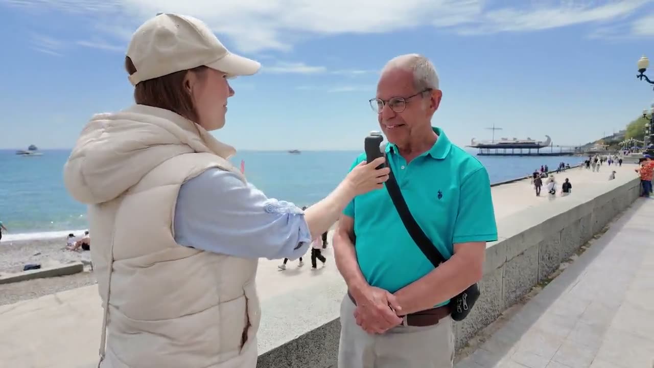 Carlo, deutscher Reiseteilnehmer, im Interview an der Uferpromenade von Jalta im Mai 2026