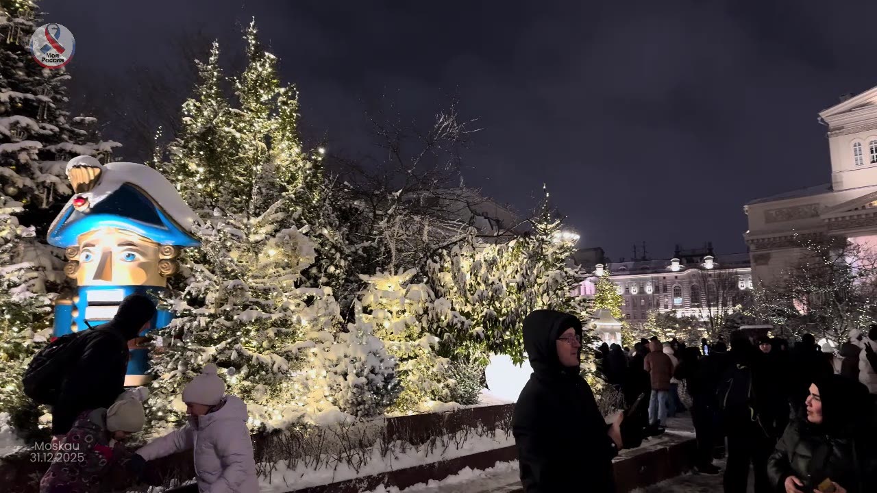 Moskau am 31. Dezember: Nussknacker-Figur und verschneite Tannen im Lichtermeer – Video zur Neujahrsreise